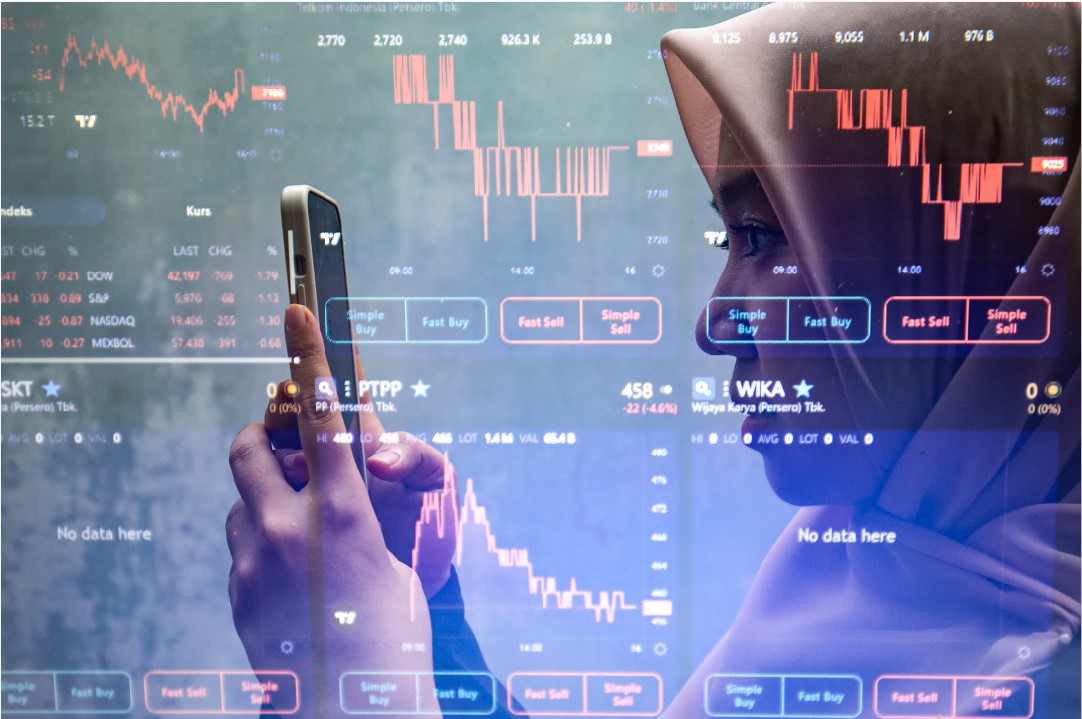 RENTAN TERDAMPAK: Investor melihat Indeks Harga Saham Gabungan melalui layar laptop di Jakarta, Minggu (15/6).BEI melaporkan data perdagangan saham pada pekan lalu (16/6-20/6) berakhir ditutup melemah