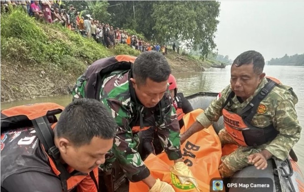 Ditemukan Meninggal di Wilayah Aliran Bojonegoro,&nbsp;Dua Saudara Kembar dan Satu Pencari Emas Tenggelam di Bengawan Solo.