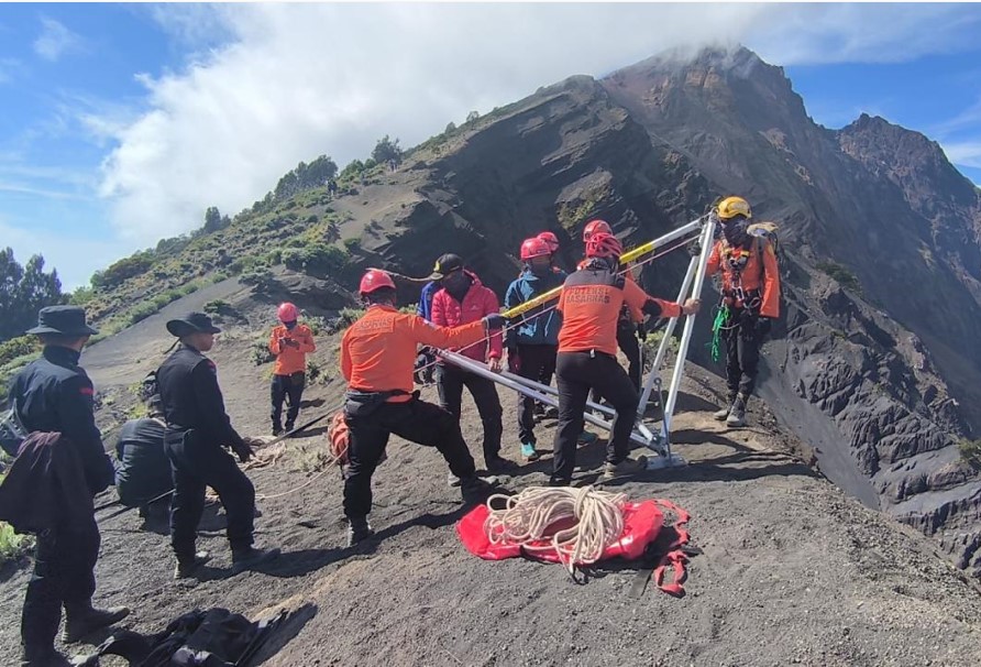 EVAKUASI: Tim gabungan menyiapkan peralatan untuk mengevakuasi pendaki perempuan asal Brazil yang terjatuh saat mendaki Gunung Rinjani.