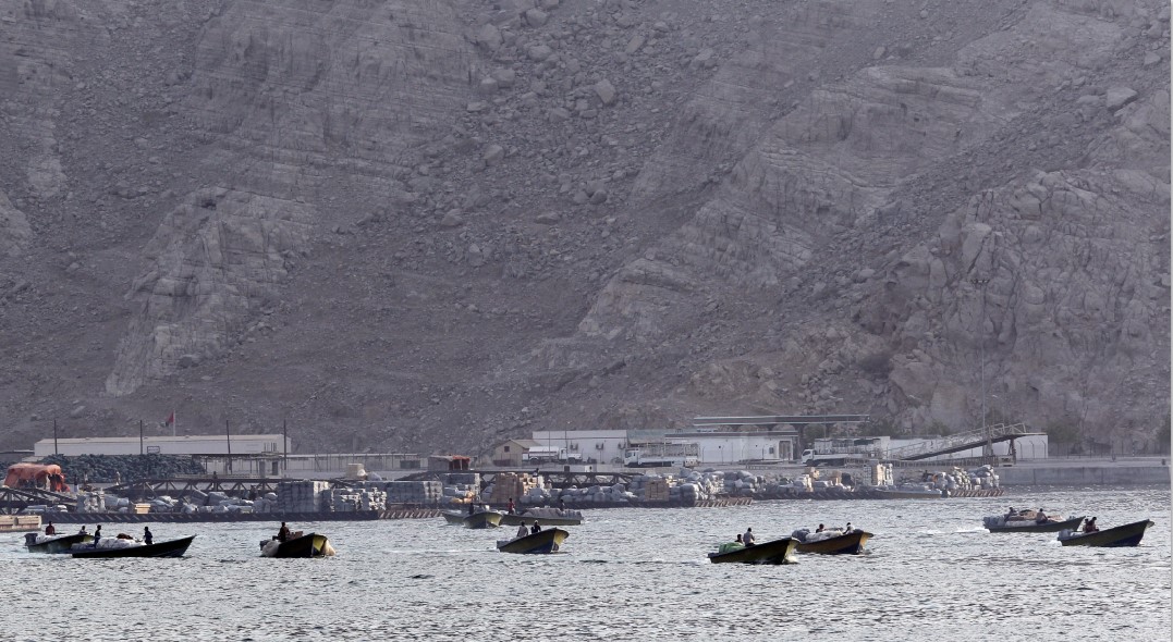 TERANCAM DITUTUP: Tampak kapal-kapal berlayar melalui Selat Hormuz dekat Pelabuhan Khasab. Iran mengancam akan menutup Selat Hormuz jika Amerika Serikat kembali melakukan serangan ke Teheran.