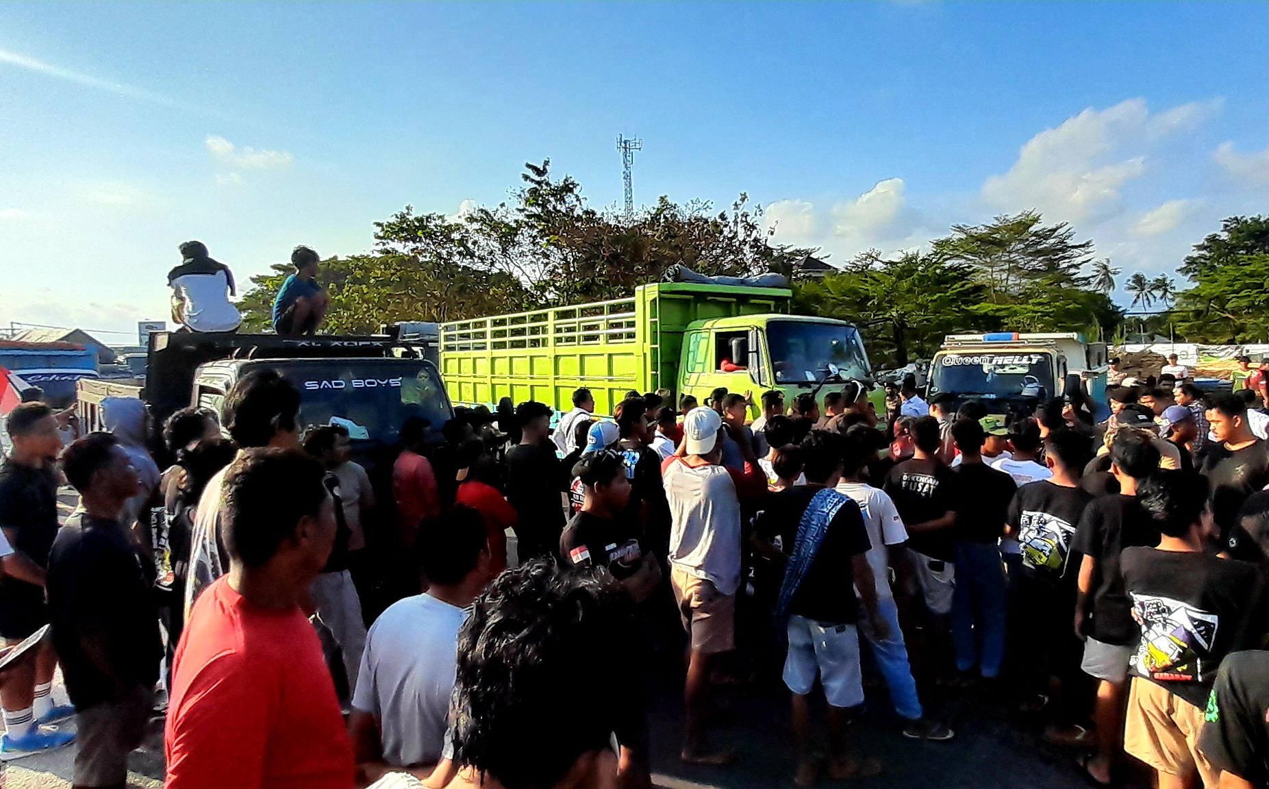 BLOKIR JALAN: Sejumlah sopir truk memblokir jalan di Bundaran Giri Menang Square (GMS) Lombok Barat, Senin (23/6). &nbsp;