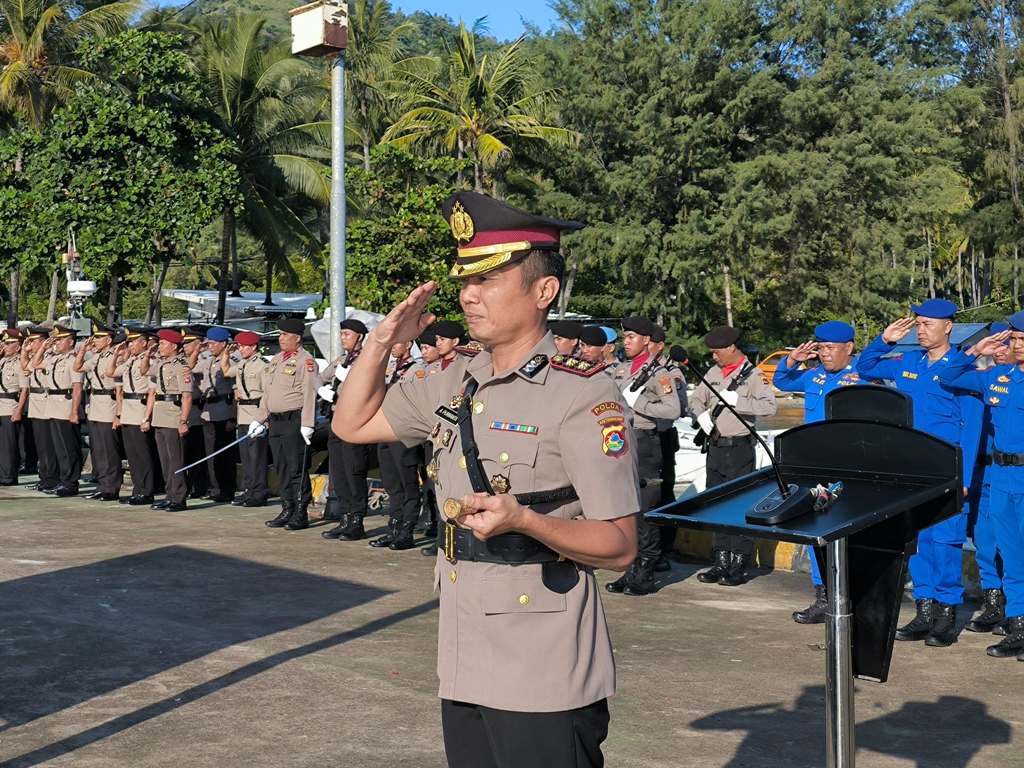 HARI BHAYANGKARA: Kapolres Kabupaten Lombok Utara AKBP Agus Purwanta memimpin upacara tabur bunga di Pelabuhan Teluk Nara, Senin (23/6).