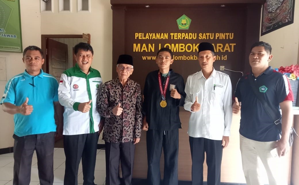 Kepala MAN 2 Lobar H Abdul Azis Faradi (dua dari kanan) foto bersama siswanya Ary Adian Husaini yang meraih juara I Pencak Silat Mataram Cup 2025 di madrasah setempat.