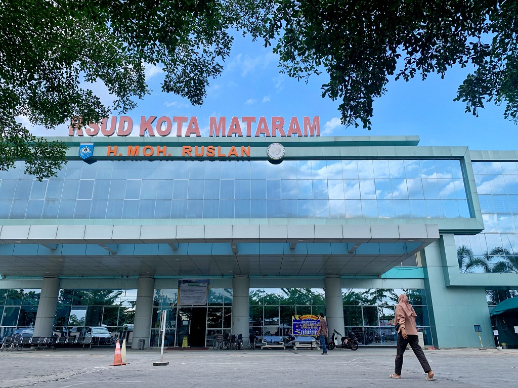 MEGAH: Tampilan depan RSUD Kota Mataram dan para pengunjung yang datang.