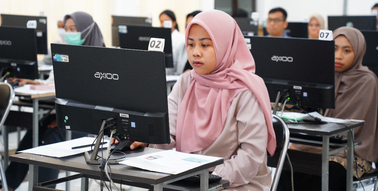 Peserta mengikuti ujian PMB PSPPA tahun akademik 2025  di Gedung UPA Pustik Unram, Selasa (24/6).