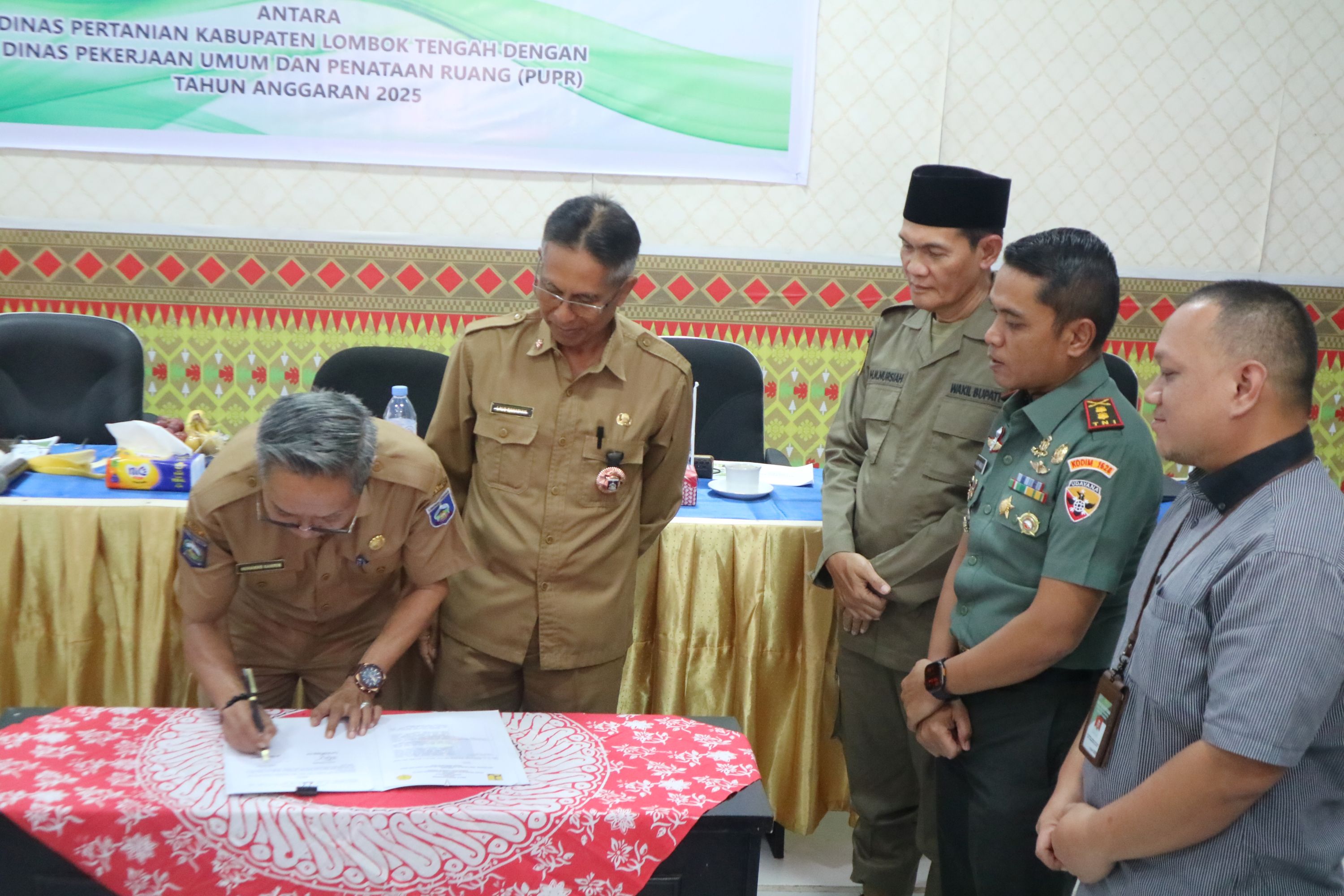Wakil Bupati Loteng HM Nursiah (tiga kanan) menyaksikan penandatanganan kontrak Survei Investigasi dan Desain kegiatan Optimasi Lahan Non Rawa, Senin (23/6).