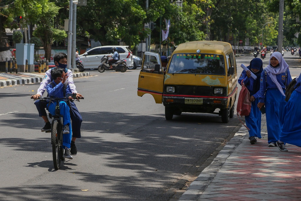 GEMBIRA: Sejumlah anak sekolah di Kota Mataram pulang sekolah.&nbsp;