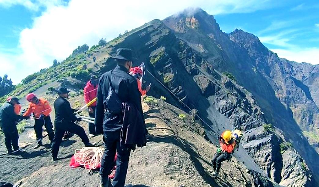 Evakuasi bule cantik asal Brasil Yang jatuh di jurang Gunung Rinjani baru bisa dilakukan hari ini karena kendala kondisi cuaca.