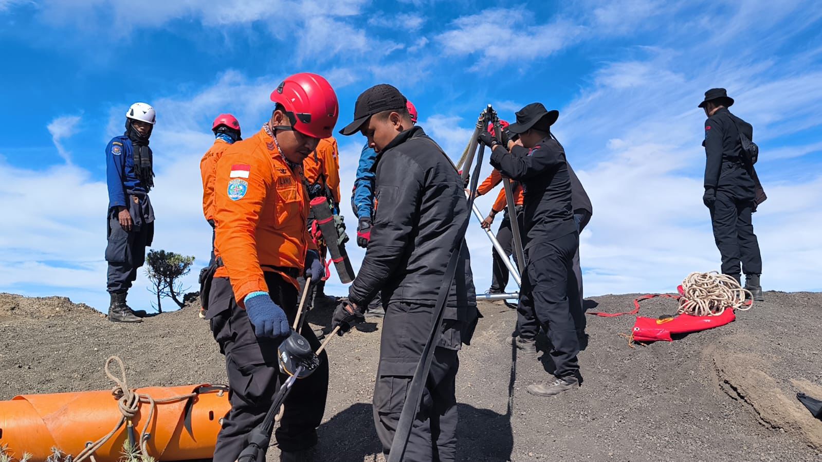 Personel Brimob Polda NTB bergabung dengan tim SAR gabungan untuk mengevaluasi WNA Brasil yang jatuh di Rinjani.