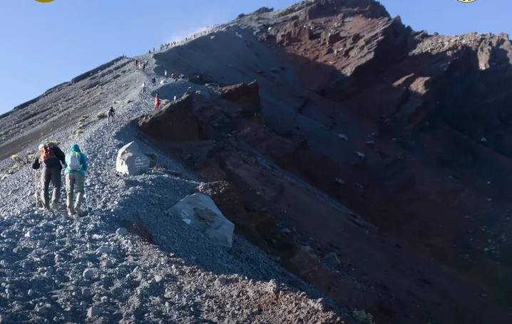 Seorang pendaki tiba di Puncak gunung Rinjani. (BTNGR FOR LOMBOK POST)