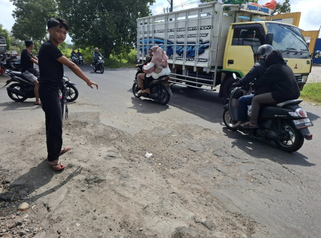 JALAN PROVINSI: Ruas jalan provinsi yang rusak berat di Jalan Raya Praya-Mujur di Desa Batunyala, Kecamatan Praya Tengah, Senin (23/6).