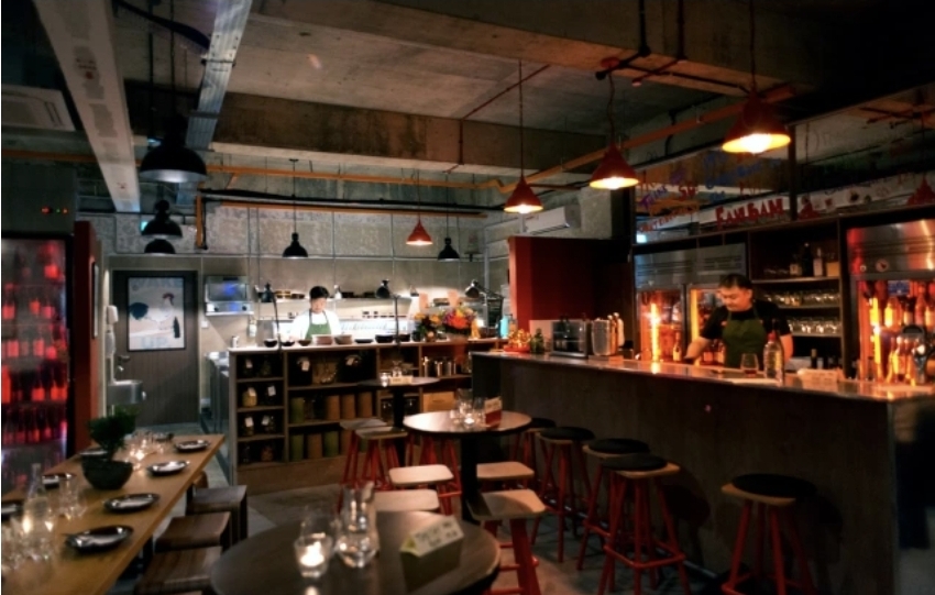 Salah satu kasus paling mencolok adalah penutupan Wine RVLT, bar anggur populer di Carpenter Street. (istimewa)