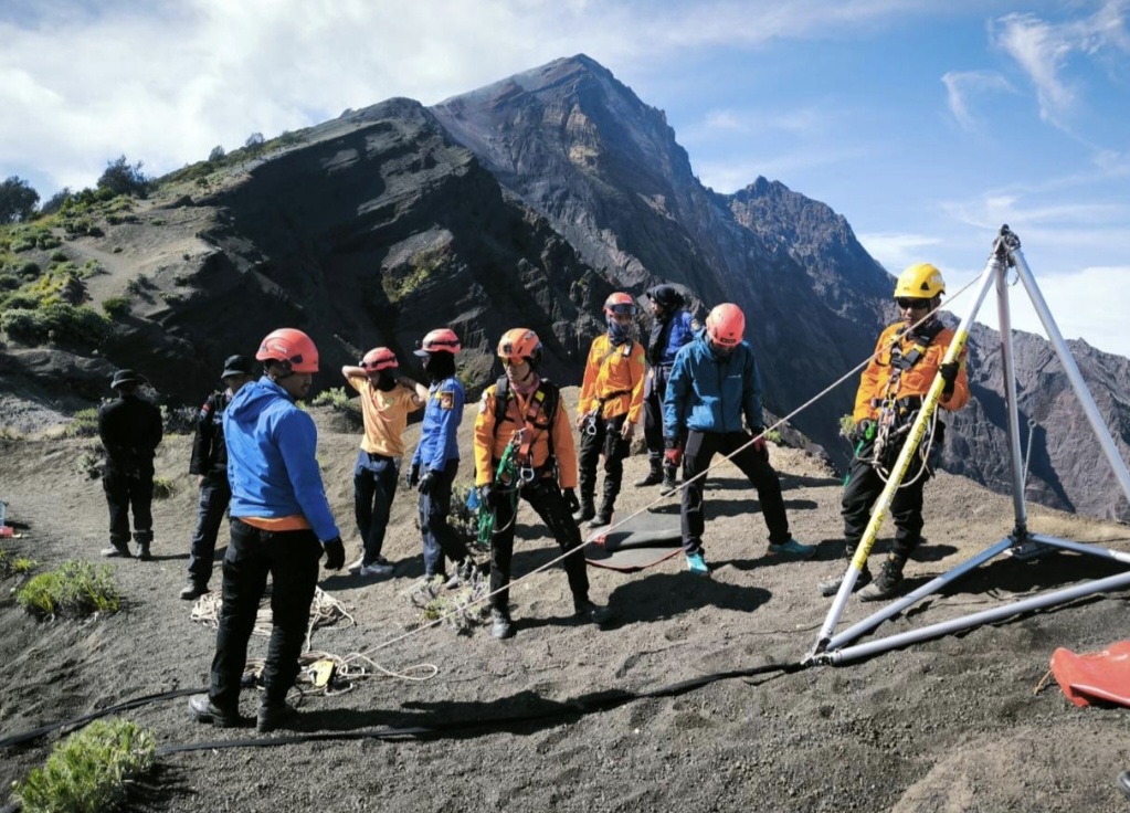 KERJA KEMANUSIAAN: Tim rescue melakukan upaya evakuasi korban pendaki WNA asal Brasil yang terjatuh di area Cemara Nunggal menuju puncak Gunung Rinjani.