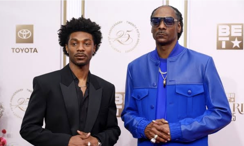 Aktor muda Jonathan Daviss, yang dikenal luas lewat serial Netflix Outer Banks, dipilih langsung untuk memerankan sang rapper dalam film Snoop Dogg ini. (istimewa)
