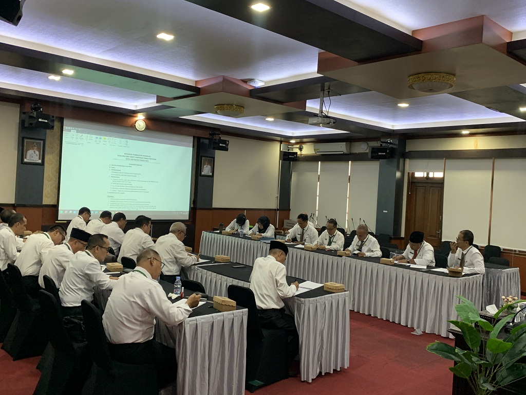 TES KINERJA: Puluhan pejabat Pemkot Mataram saat mengikuti uji kompetensi di Kantor WalinKota Mataram, Senin (23/6).
