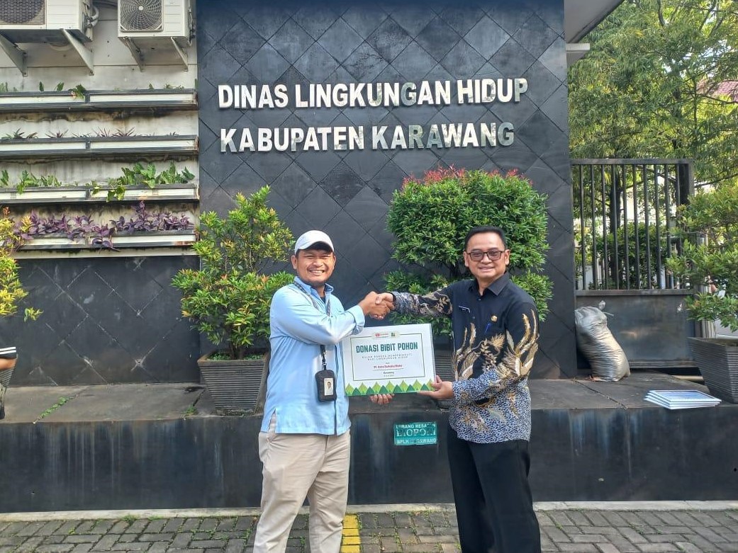 Penyerahan bibit pohon dilakukan secara simbolis oleh ADM kepada Kepala Dinas Lingkungan Hidup Kabupaten Karawang dan akan digunakan dalam program penghijauan di area Karawang.