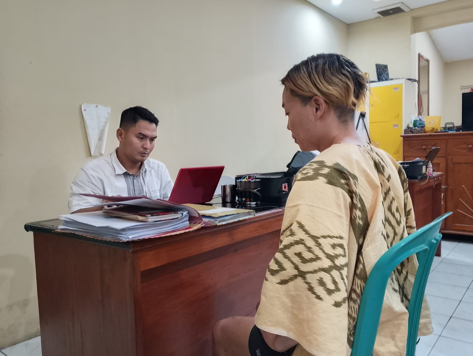 PEMERIKSAAN: WNA asal Jepang berinisial RK diperiksa penyidik setelah ditangkap membawa ganja, Selasa (24/6).