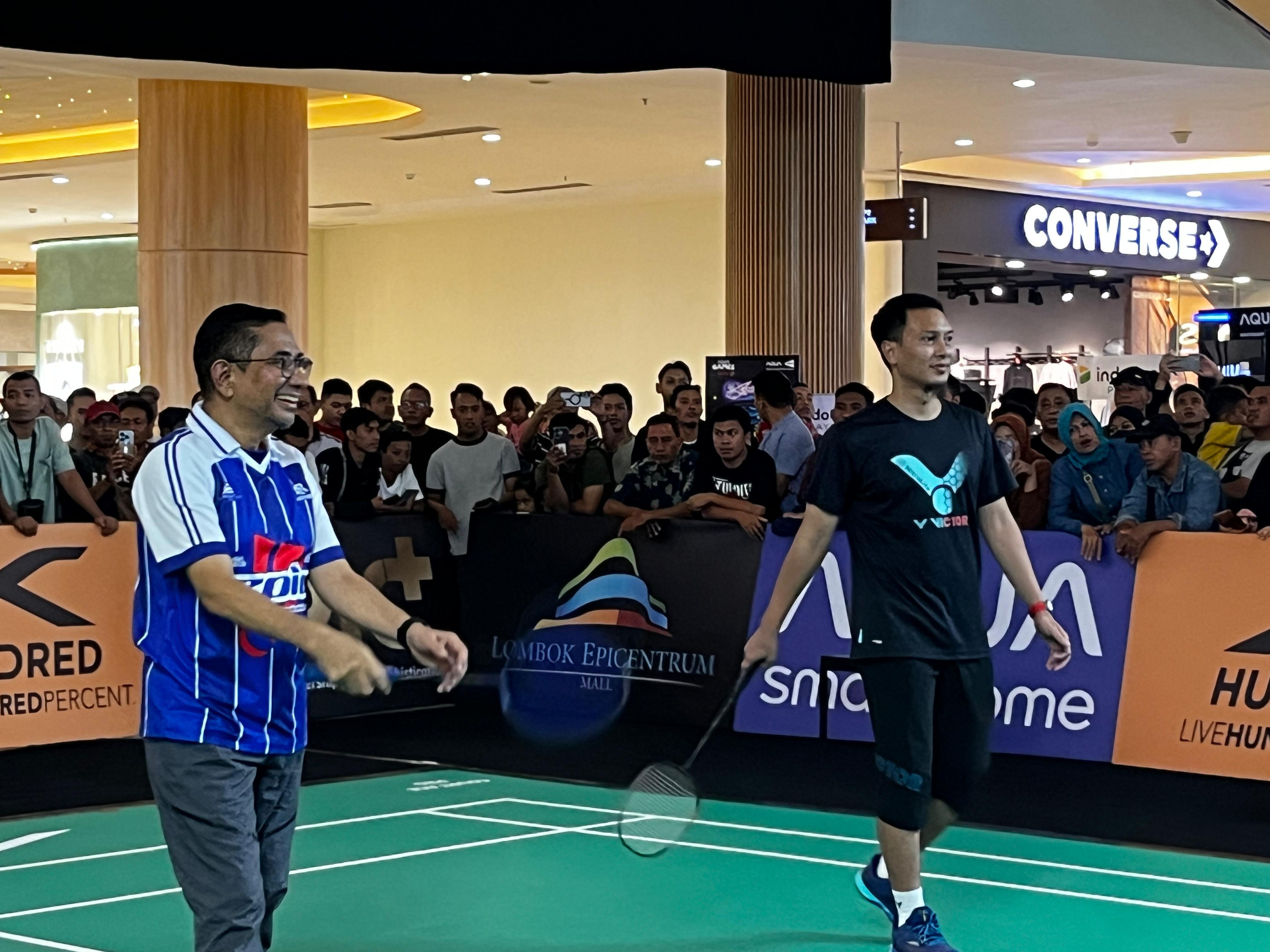 Legenda bulutangkis Indonesia Mohammad Ahsan bersama GM LEM Salim Abdad saat melakukan exhibition match di atrium LEM, Senin (23/6)