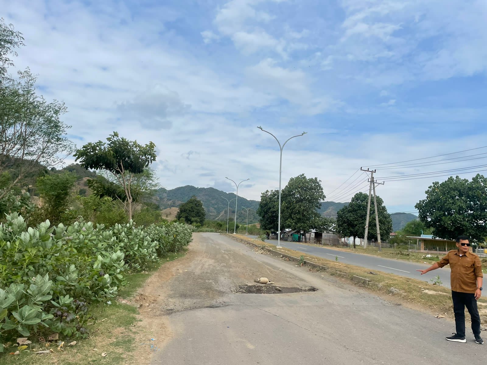 Asisten II Setda NTB Lalu Muhammad Faozal meninjau jalan Simpang Tano, Selasa (24/6).