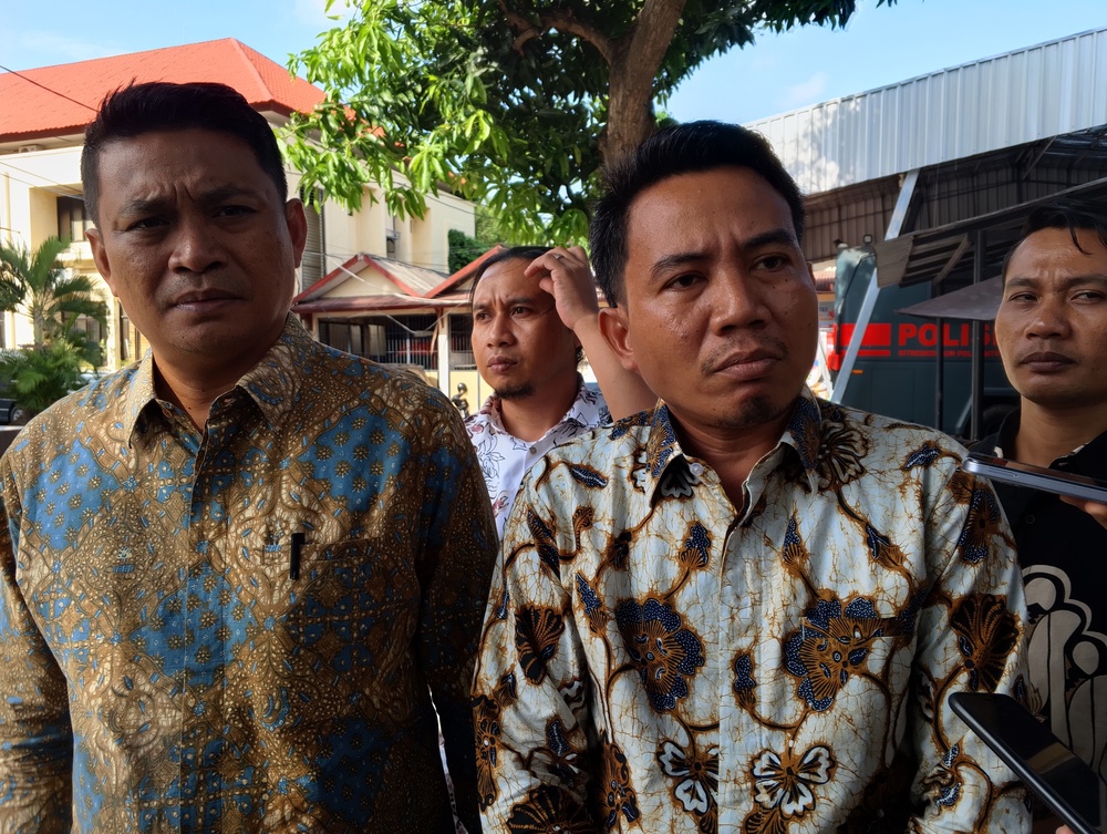 Tim penasihat hukum Kompol MYP, Suhartono dan Hijrat Priyatno memberikan keterangan usai mendampingi pemeriksaan di Mapolda NTB, Senin (23/6).