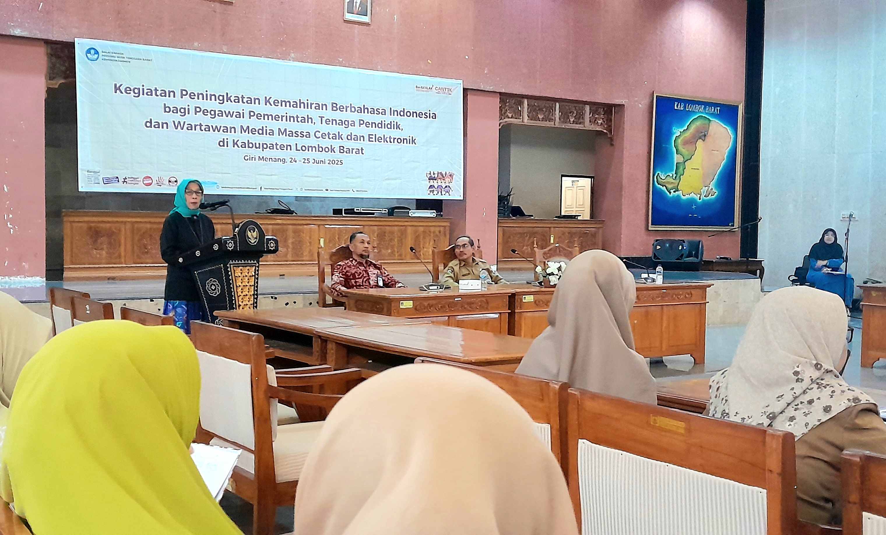 PELATIHAN: Balai Bahasa Provinsi NTB menggelar pelatihan peningkatan kemahiran berbahasa Indonesia di Aula Kantor Bupati Lobar, Selasa (24/6).