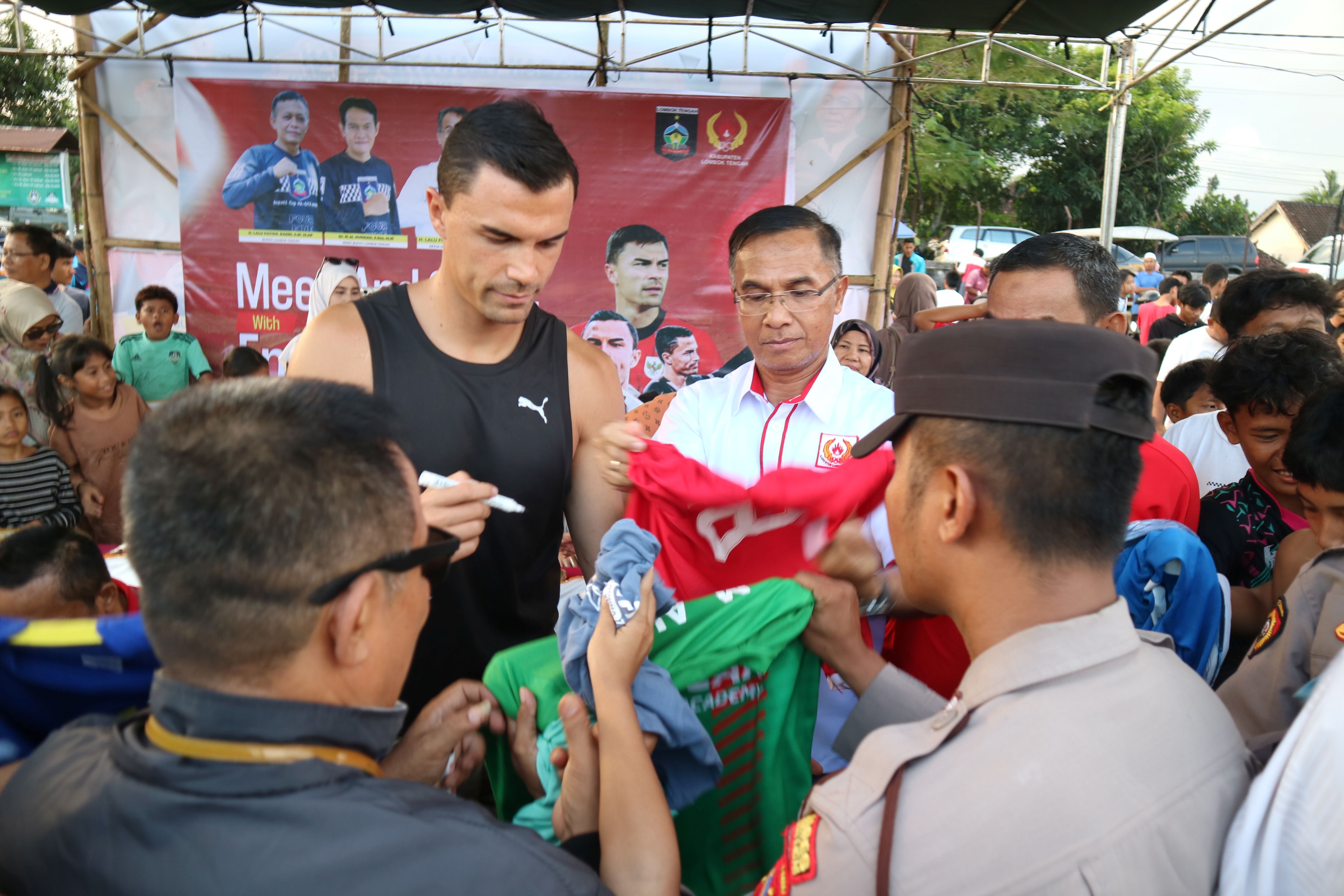 Emil Audero Mulyadi pemain timnas Indonesia menandatangani ratusan jersey hingga sepatu milik penggemarnya saat berkunjung menyaksikan pertandingan bola di Lapangan Jontlak, Lombok Tengah