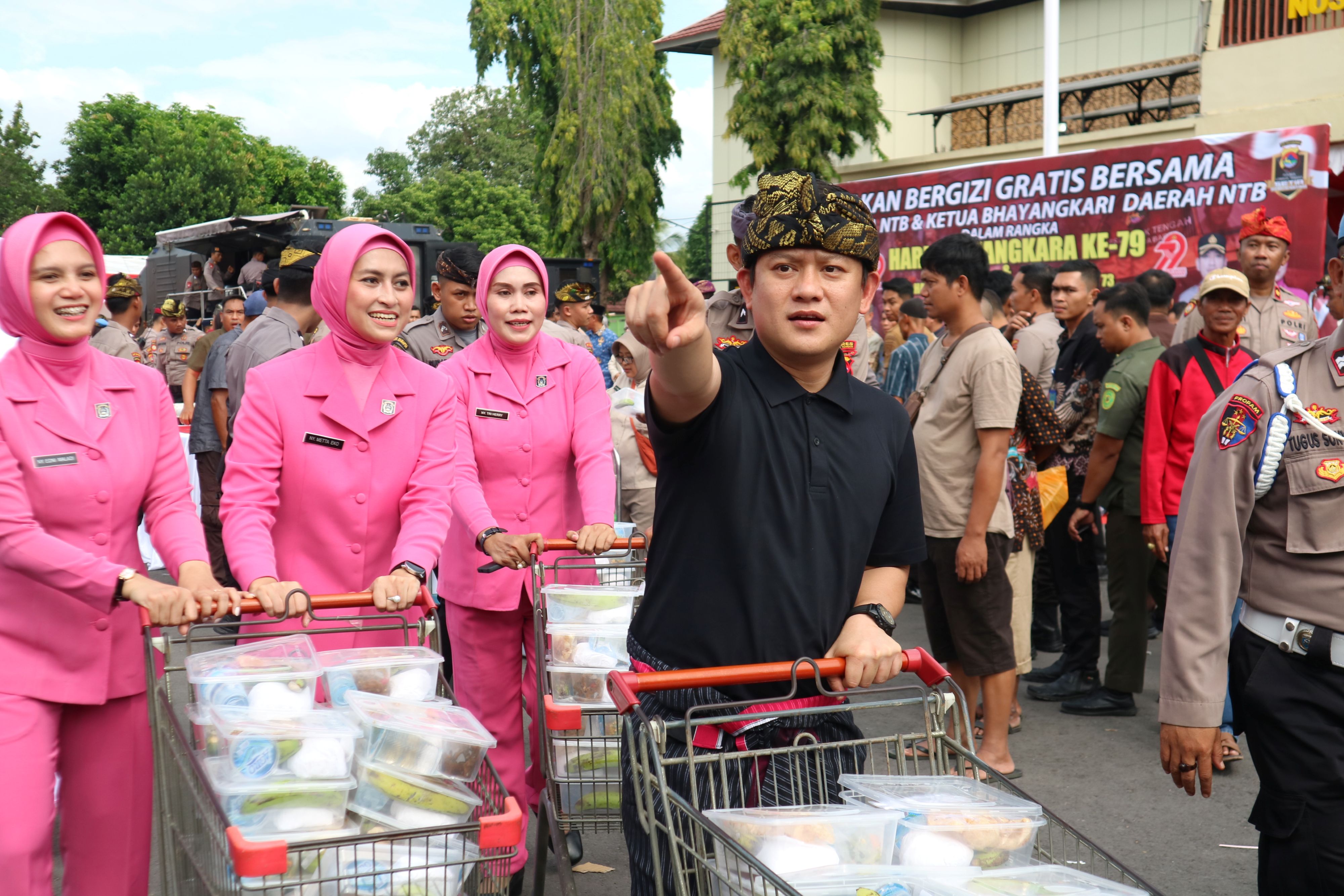 Usai memasak menggunakan kuali ekstra besar, Bobon Santoso bagikan ribuan paket MBG kepada para pelajar di halaman Mapolres Loteng, Praya, Selasa (24/6).