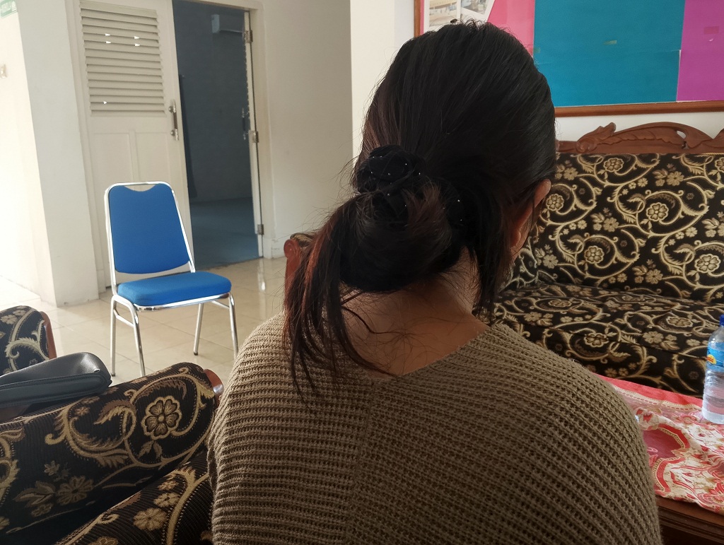 BEBERKAN FAKTA: Tersangka prostitusi kakak jual adik berinisial ME memberikan keterangan kepada sejumlah media, beberapa waktu lalu.