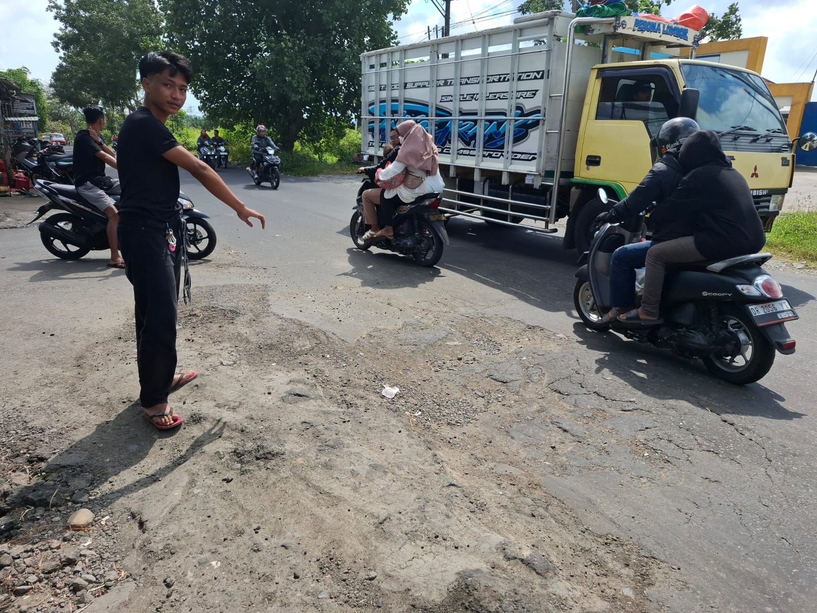 JALAN PROVINSI: Ruas jalan provinsi yang rusak di Jalan Pejanggik, Kota Praya, Lombok Tengah membentuk genangan air usai hujan lebat beberapa waktu lalu.