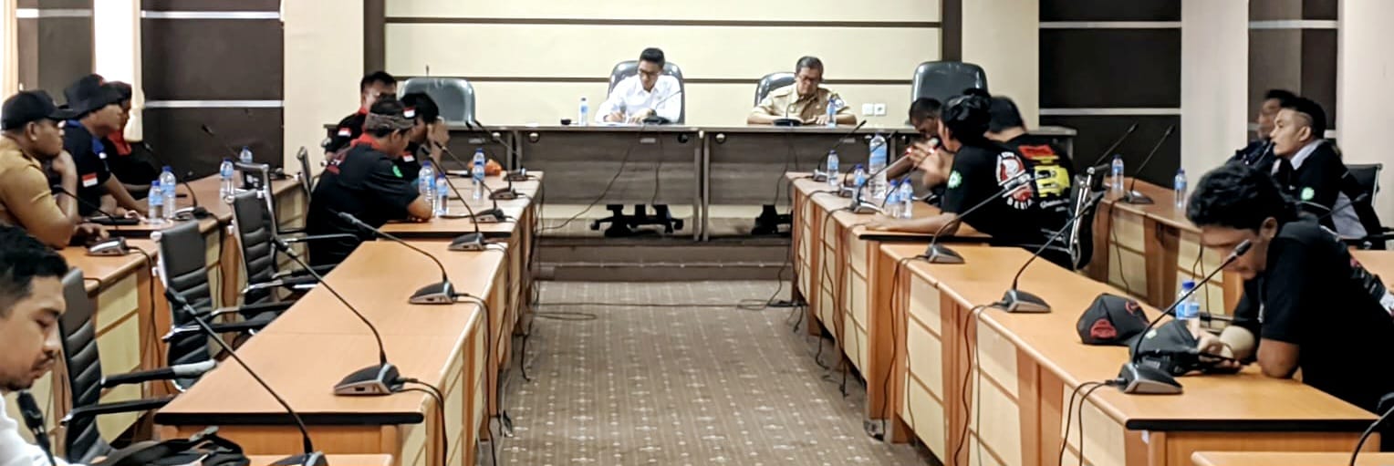 SAMPAIKAN ASPIRASI: Komisi IV DPRD NTB menggelar hearing bersama Komunitas Sopir Truk Bersatu (KSTB), kemarin. Para sopir menolak penindakan ODOL karena RUU masih dibahas.