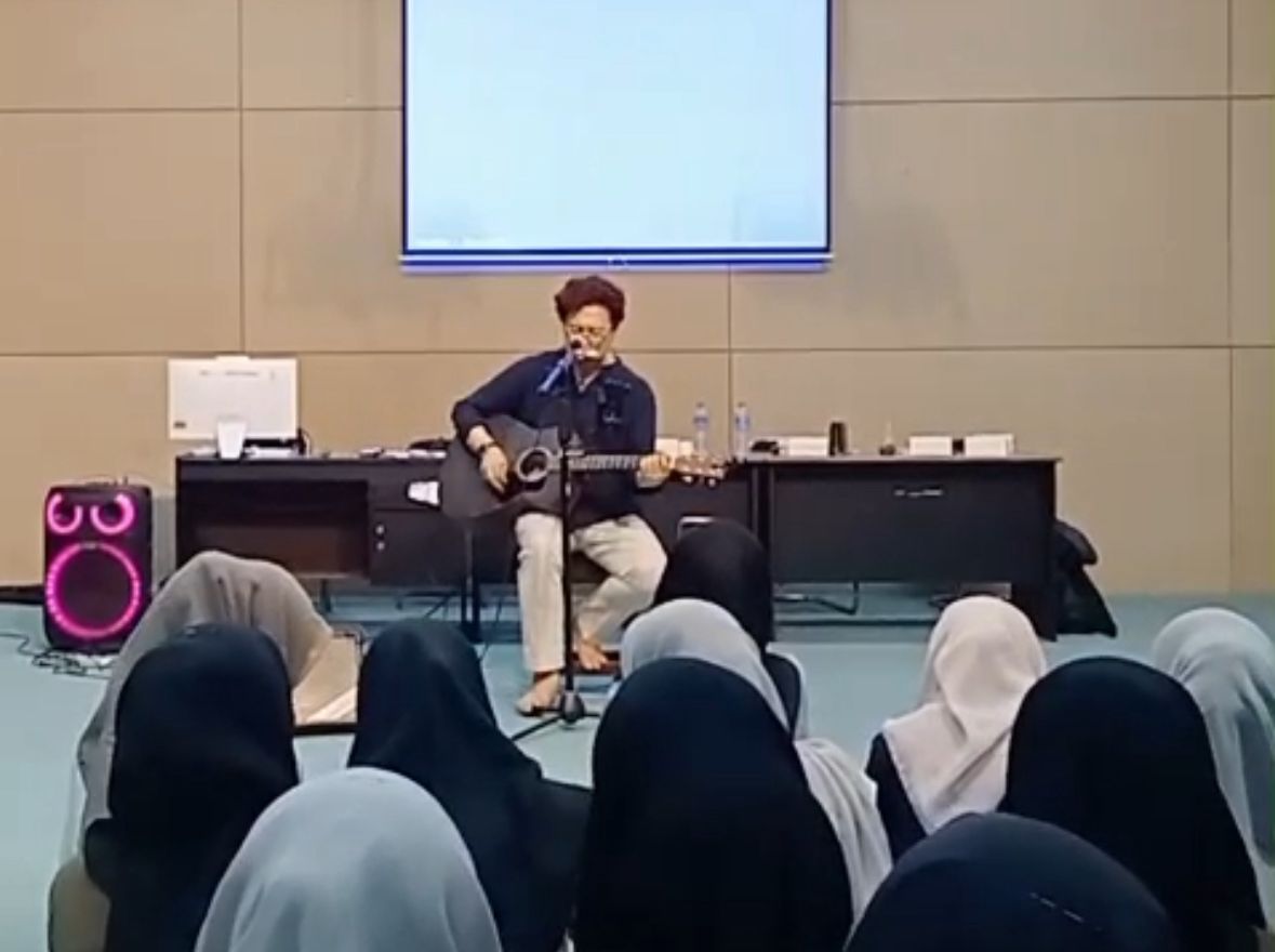 Suasana kuliah tamu musisi Korea Selatan di Universitas Hamzanwadi.