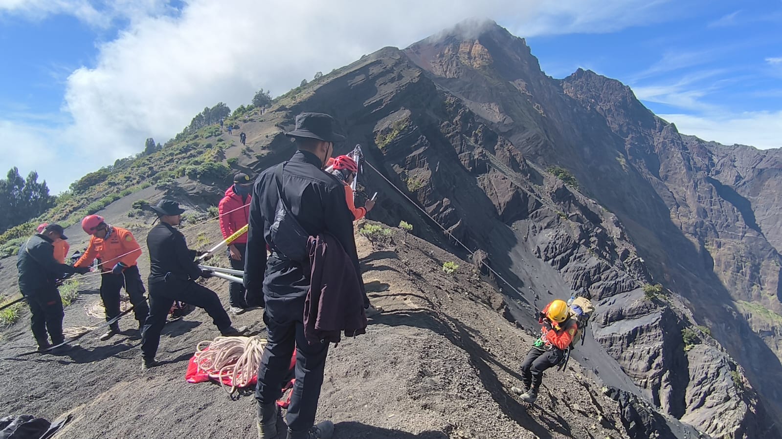 Tim Basarnas Mataram saat melakukan evakuasi Juliana, pendaki Asal Brasil yang jatuh saat mendaki Gunung Rinjani, Lombok Timur.