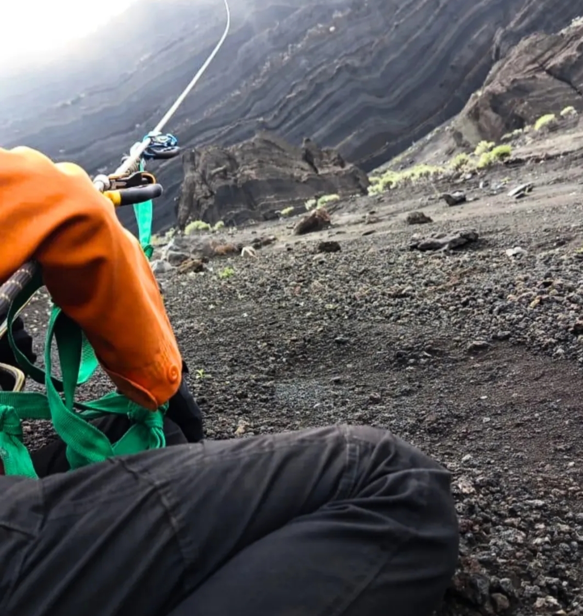 Rescuer melakukan upaya evakuasi terhadap pendaki Brasil yang terjatuh di jurang Gunung Rinjani. (Dok Kantor SAR Mataram).