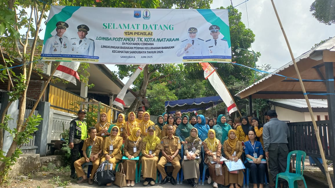 KOMPAK: Tim penilai lomba dan kader Posyandu Cendana, Babakan saat foto bersama, Selasa (24/6).