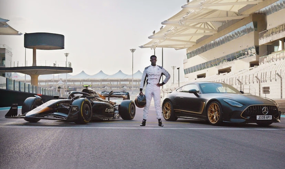 Mobil edisi khusus Mercedes APXGP Edition ikut mencuri perhatian dalam film F1. (istimewa)