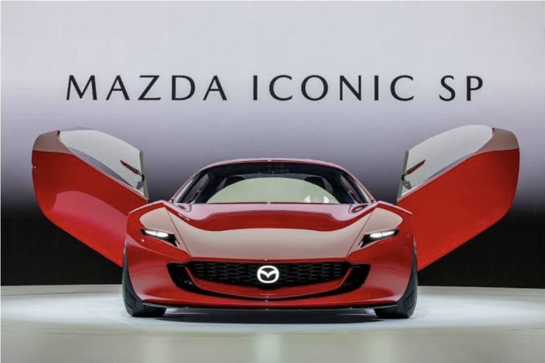 Desain Mazda Iconic SP memadukan elemen klasik RX-7 seperti pop-up headlamp dan garis bodi Coke-bottle, namun tetap tampil futuristik dan minimalis.