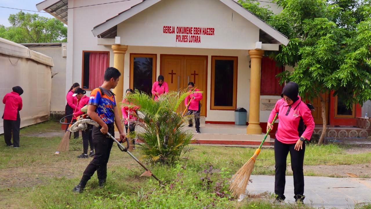Kapolres Lombok Utara AKBP Agus Purwanta turun langsung bersama Bhayangkari membersihkan salah satu rumah ibadah.