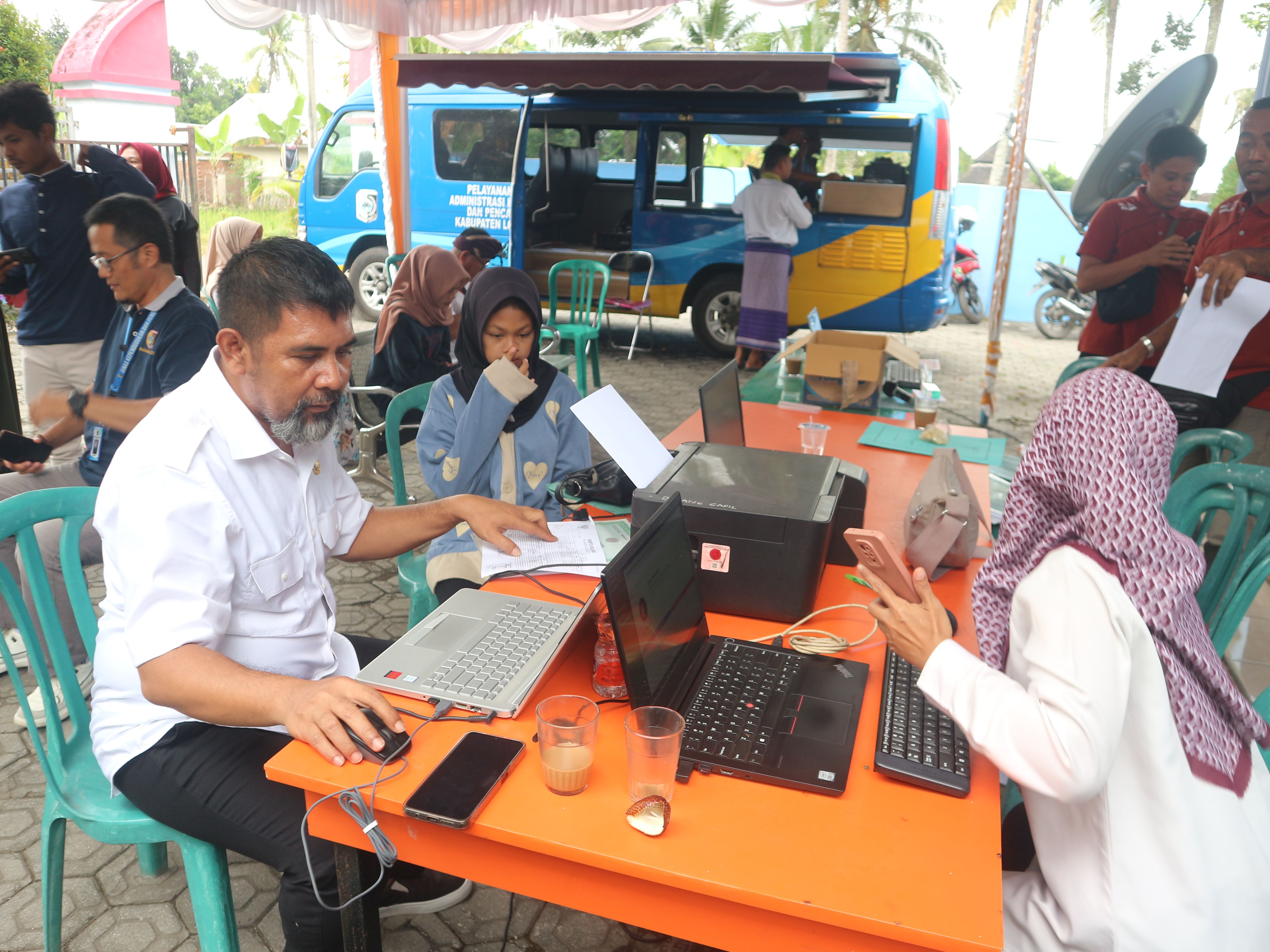 Petugas Dukcapil Lotim saat mengecek Adminduk salah seorang masyarakat di Desa Aik Dewa, pada pelayanan jemput bola, Rabu (25/6).