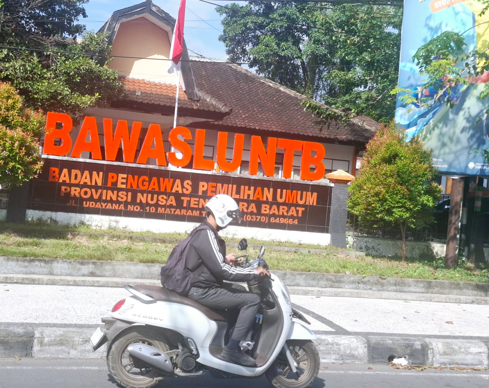 Seorang pengendara motor melewati depan Kantor Bawaslu NTB yang ada di Jalan Udayana Mataram. Kantor ini sementara disewa hingga Desember 2025.