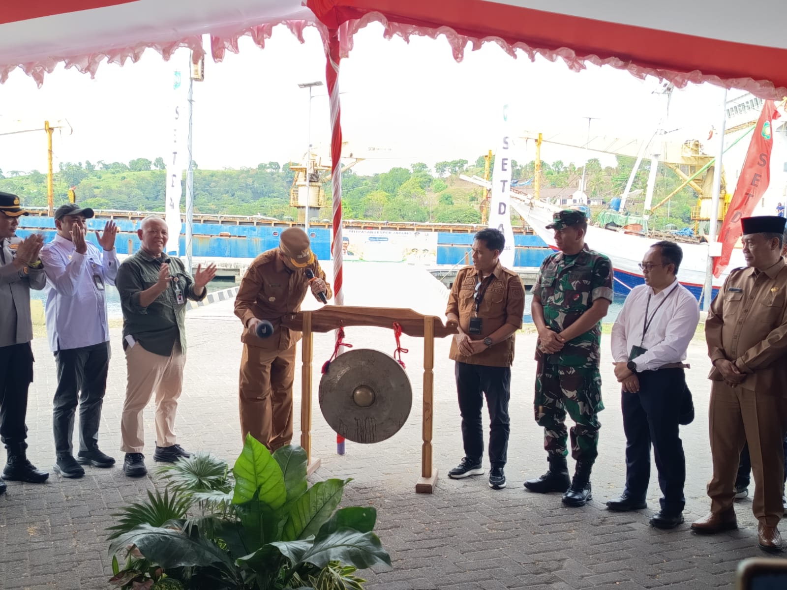 Pelepasan ekspor jagung dihadiri Tenaga Ahli Menteri Pertanian Prof Hasil Sembiring di Pebuhan Badas, Sumbawa, Senin (23/6).