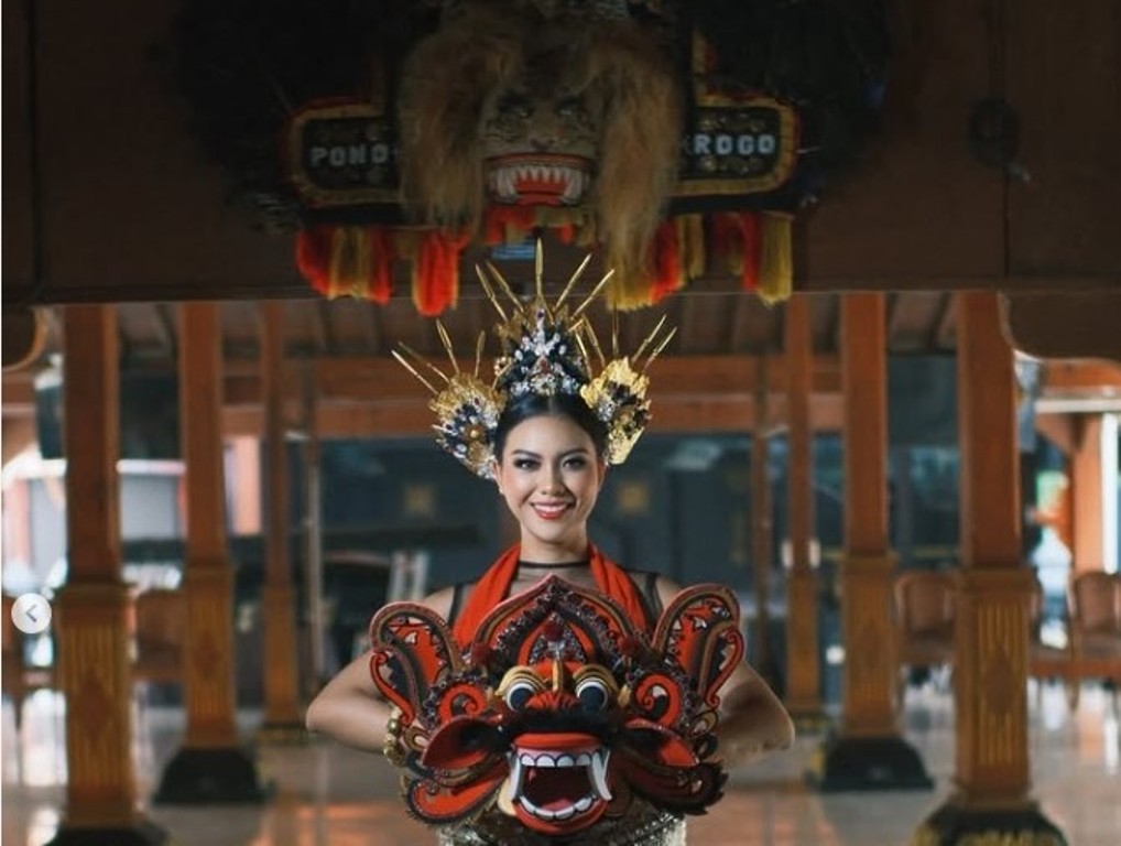 Puteri Indonesia 2025 Firsta Yufi Amarta Putri baru saja melalui dua tahap penting di ajang Miss Supranational 2025.