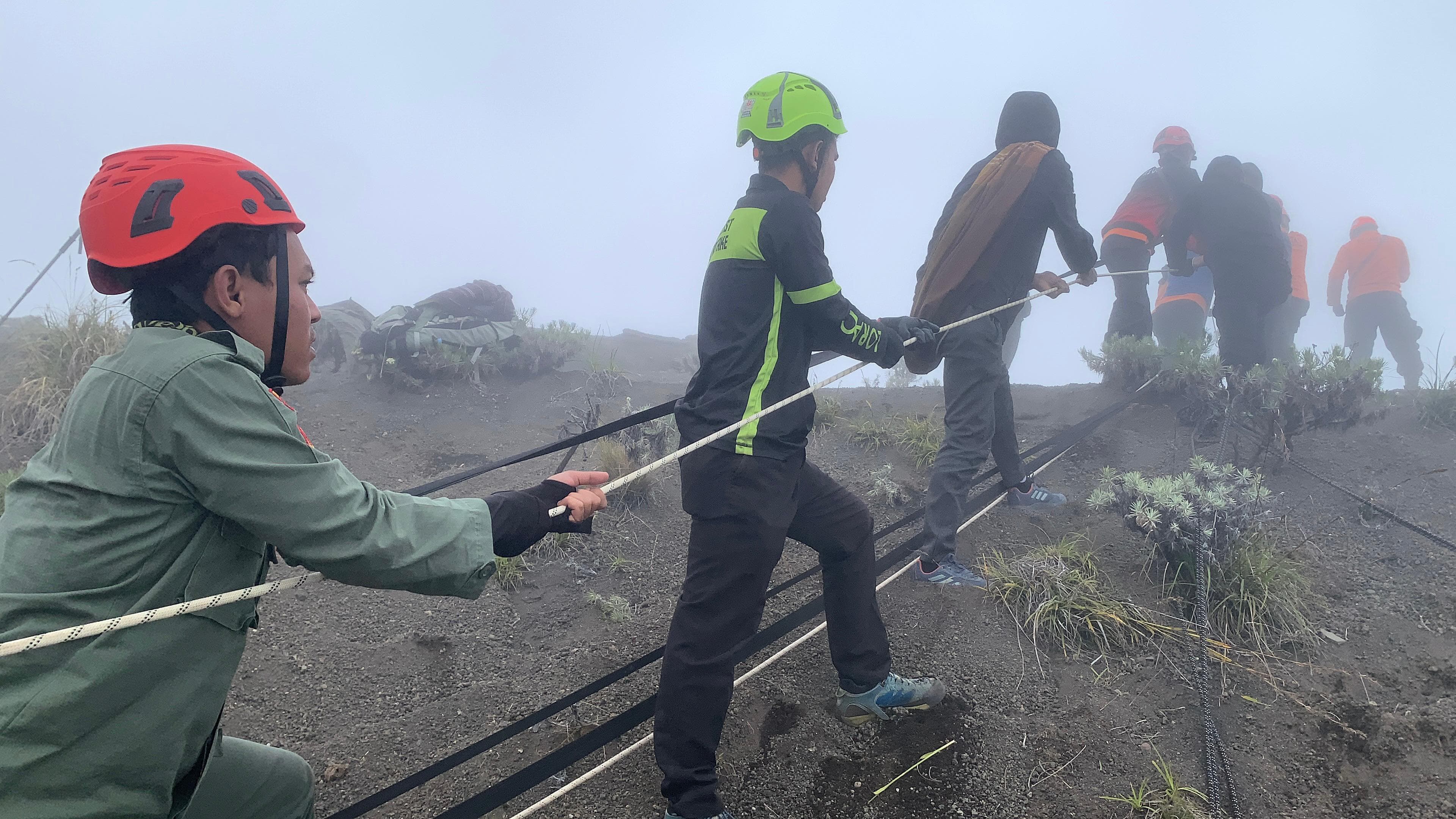 KERJA KEMANUSIAAN: Tim SAR gabungan bekerja keras melakukan evakuasi untuk mengangkat jenazah pendaki asal Brasil bernama Juliana De Sauza Pereira Marins, Rabu (25/6). Korban jatuh Sabtu (21/6) lalu.