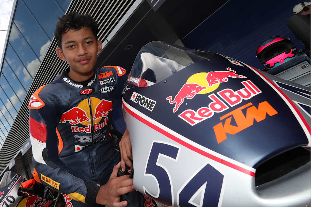 ANDALAN INDONESIA: Pembalap muda Indonesia Veda Ega Pratama foto dengan motor KTM andalannya di ajang Red Bull Rookies Cup 2025.