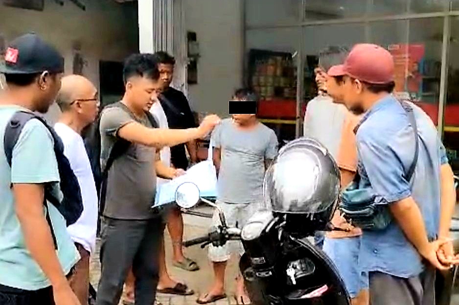 DIRINGKUS: LS, pria asal Desa Sekotong Timur diringkus saat hendak transaksi narkoba di depan Alfamart, Desa Labuan Tereng.