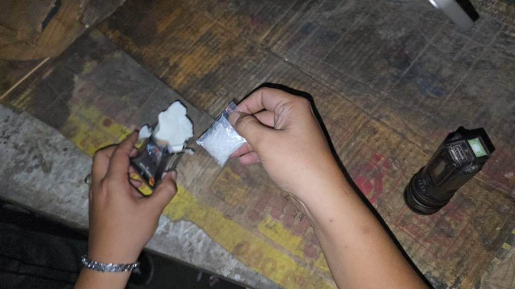 INI BARANG BUKTINYA: Polisi memperlihatkan barang bukti sabu yang diamankan dari IRT berinisial NA saat penggerebekan di Sayang-sayang, Cakranegara, Mataram, Selasa malam (24/6).