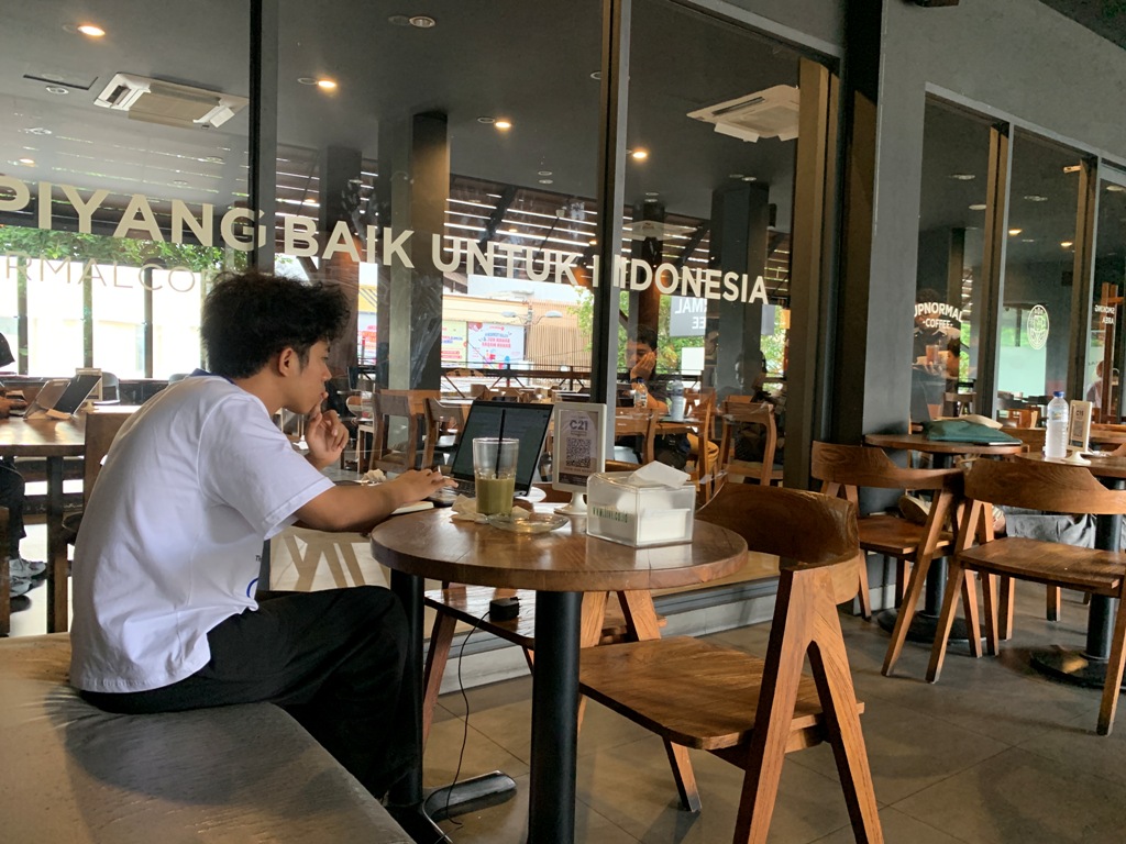 CAPAI TARGET : Seorang pemuda sedang bekerja di salah satu coffeeshop di Mataram, Rabu (25/6).&nbsp;