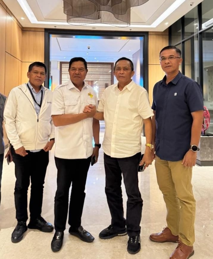 Bupati Lotim H Haerul Warisin saat bertemu dengan bupati Loteng H Pathul Bahri membahas Maslah Teluk Ekas, Kecamatan Jerowaru, Rabu (25/6).