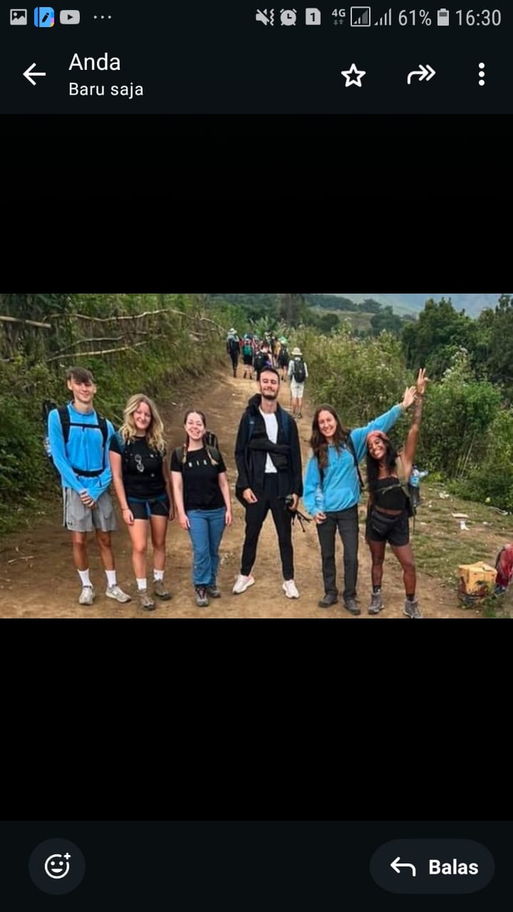 Juliana Marina terlihat paling ceria dibanding 5 orang kawannya saat memasuki kawasan Gunung Rinjani Lombok.