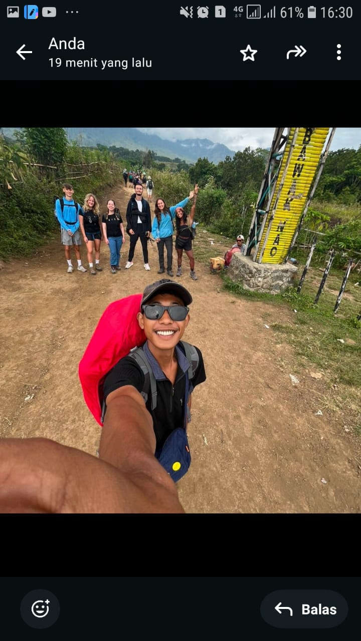 Juliana Marina berpose bersama 5 orang temannya dan seorang pemandu lokal saat hendak memasuki kawasan Gunung Rinjani Lombok.