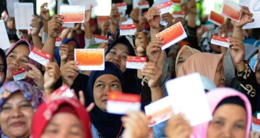 Puluhan ribu warga kabupaten/kota se NTB terancam tak lagi mendapat bansos karena aturan baru tentang sistem pendataan yang digunakan pemerintah pusat tahun 2025 ini.